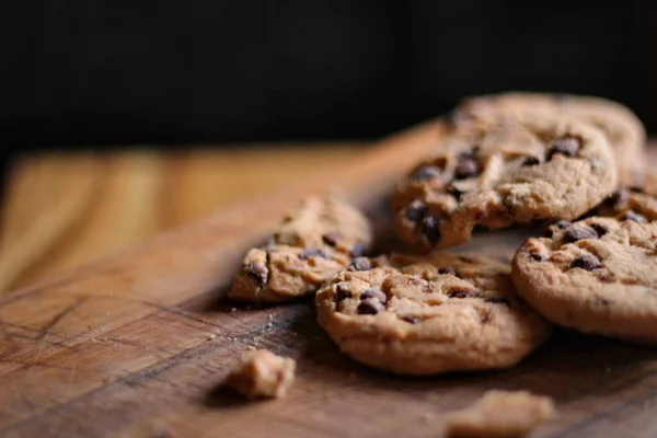 Deliciosas Galletas Chocolate Colocadas Una Mesa Madera — Foto de Stock