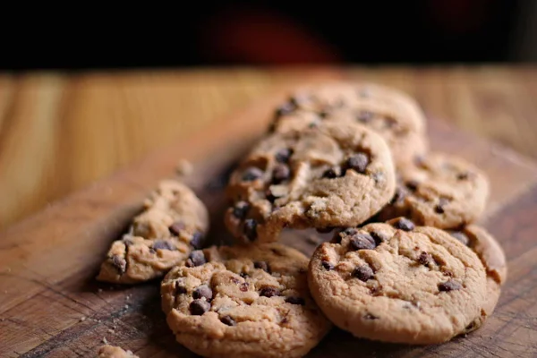 Tahta masaya yerleştirilmiş lezzetli çikolatalı kurabiyeler.