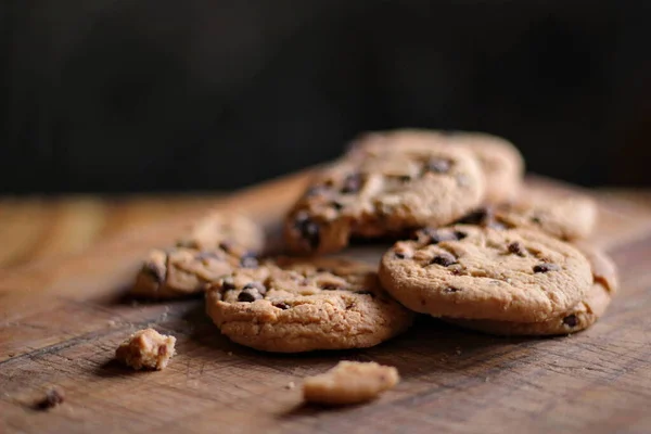 Deliciosos Biscoitos Chocolate Colocados Uma Mesa Madeira — Fotografia de Stock