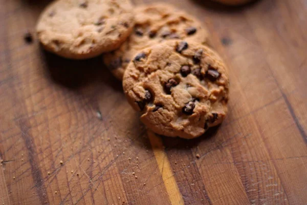 Läckra Chokladkakor Placerade Ett Träbord — Stockfoto