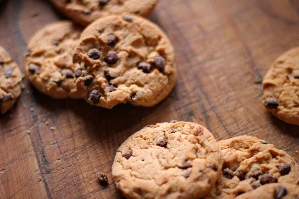 Deliciosos Biscoitos Chocolate Colocados Uma Mesa Madeira — Fotografia de Stock