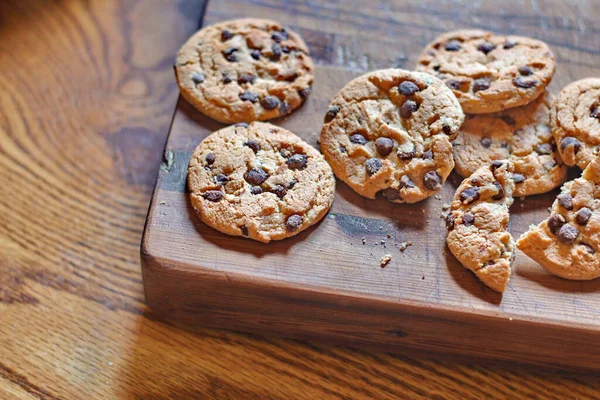 Cookie Uri Ciocolată Proaspăt Coapte Servite Placă Tăiere Din Lemn — Fotografie, imagine de stoc