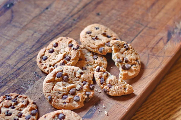 Nybakade Chokladkakor Serverade Skärbräda Trä — Stockfoto