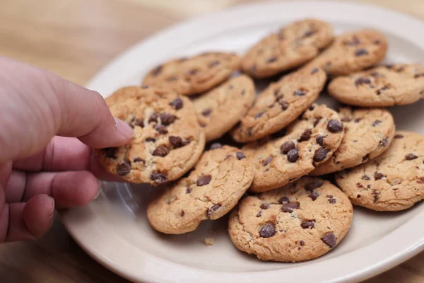 Biscotti Cioccolato Sono Disposti Piatto Marrone Chiaro Sono Pronti Essere — Foto Stock