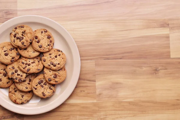 Chocoladekoekjes Zijn Gerangschikt Een Lichtbruine Schaal Klaar Aan Kinderen Worden — Stockfoto