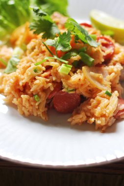 Yakın plan, domuz eti ve kızarmış pilav marul ve kişniş garnitürle servis edilir. Kızarmış pirinç Tayland 'da satılan bir sokak yiyeceğidir..