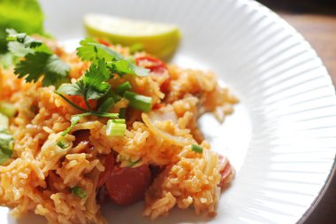 Yakın plan, domuz eti ve kızarmış pilav marul ve kişniş garnitürle servis edilir. Kızarmış pirinç Tayland 'da satılan bir sokak yiyeceğidir..