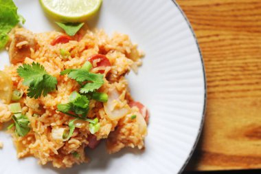 Yakın plan, domuz eti ve kızarmış pilav marul ve kişniş garnitürle servis edilir. Kızarmış pirinç Tayland 'da satılan bir sokak yiyeceğidir..