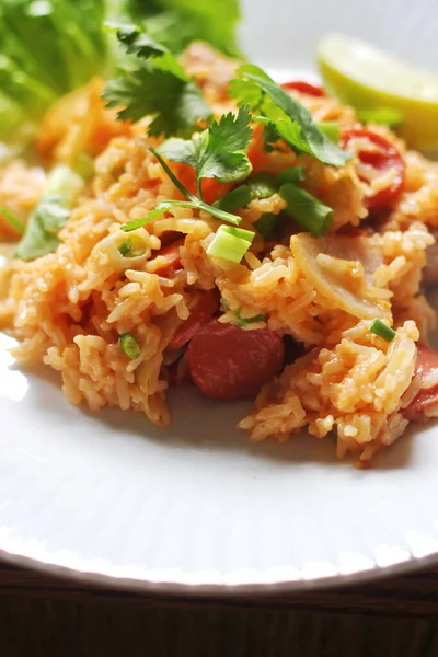 Yakın plan, domuz eti ve kızarmış pilav marul ve kişniş garnitürle servis edilir. Kızarmış pirinç Tayland 'da satılan bir sokak yiyeceğidir..