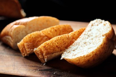 Buğdaydan yapılan buğday boliloları mutfak masasındaki tahta kesme tahtasında servis edilmeye hazır. Düz fotograf.
