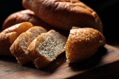 Buğdaydan yapılan buğday boliloları mutfak masasındaki tahta kesme tahtasında servis edilmeye hazır. Düz fotograf.