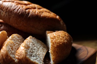 Buğdaydan yapılan buğday boliloları mutfak masasındaki tahta kesme tahtasında servis edilmeye hazır. Düz fotograf.