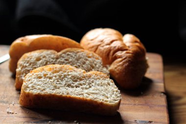 Buğdaydan yapılan buğday boliloları mutfak masasındaki ahşap kesme tahtasının üzerinde servis edilmeye hazır.