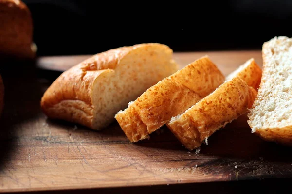 Frisch Gebackenes Brot Wird Auf Einem Holzschneidebrett Geschnitten — Stockfoto