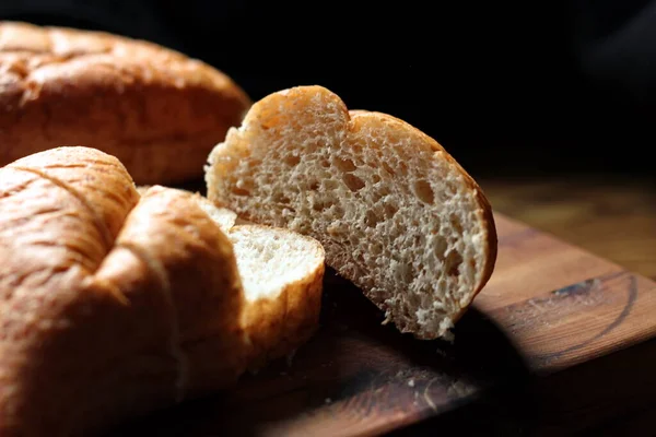 Frisch Gebackenes Brot Wird Auf Einem Holzschneidebrett Geschnitten — Stockfoto
