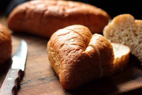 Čerstvě Upečený Chléb Krájený Dřevěné Řezací Desce — Stock fotografie