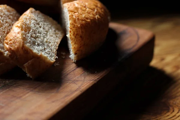 Frisch Gebackene Weizenbolilios Servierfertig Wurden Auf Einem Holzschneidebrett Geschnitten — Stockfoto