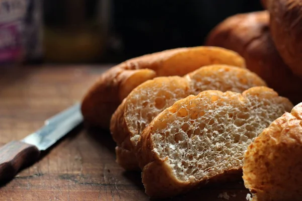 Buğdaydan yapılan buğday boliloları mutfak masasındaki tahta kesme tahtasında servis edilmeye hazır. Düz fotograf.
