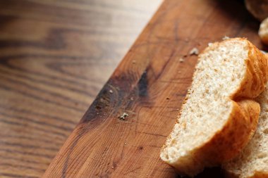 Buğdaydan yapılan buğday boliloları mutfak masasındaki ahşap kesme tahtasının üzerinde servis edilmeye hazır..