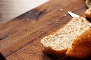 Buğdaydan yapılan buğday boliloları mutfak masasındaki ahşap kesme tahtasının üzerinde servis edilmeye hazır..