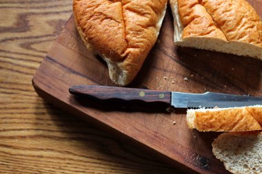 Tahta kesme tahtasındaki ekmek taze yapılmış bir ekmek. Fotoğraf: Düz Düz Düz