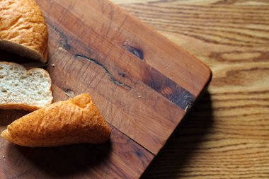 Tahta kesme tahtasındaki ekmek taze yapılmış bir ekmek. Fotoğraf: Düz Düz Düz