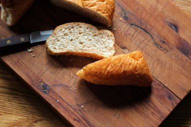 Buğdaydan yapılan buğday boliloları mutfak masasındaki tahta kesme tahtasında servis edilmeye hazır. Düz fotograf.