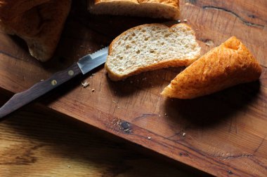 Tahta kesme tahtasındaki ekmek taze yapılmış bir ekmek. Fotoğraf: Düz Düz Düz