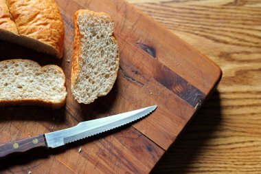 Tahta kesme tahtasındaki ekmek taze yapılmış bir ekmek. Fotoğraf: Düz Düz Düz