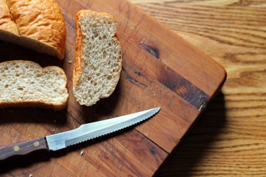 Buğdaydan yapılan buğday boliloları mutfak masasındaki tahta kesme tahtasında servis edilmeye hazır. Düz fotograf.