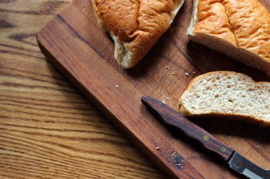 Tahta kesme tahtasındaki ekmek taze yapılmış bir ekmek. Fotoğraf: Düz Düz Düz