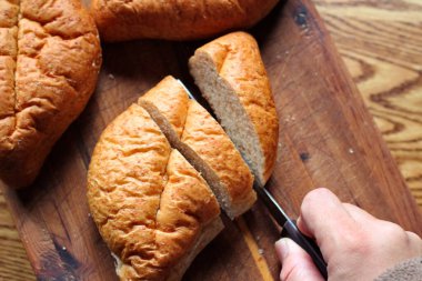 Buğdaydan yapılan buğday boliloları mutfak masasındaki tahta kesme tahtasında servis edilmeye hazır. Düz fotograf.