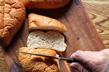 Buğdaydan yapılan buğday boliloları mutfak masasındaki tahta kesme tahtasında servis edilmeye hazır. Düz fotograf.