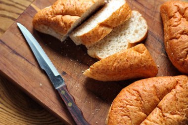 Buğdaydan yapılan buğday boliloları mutfak masasındaki tahta kesme tahtasında servis edilmeye hazır. Düz fotograf.