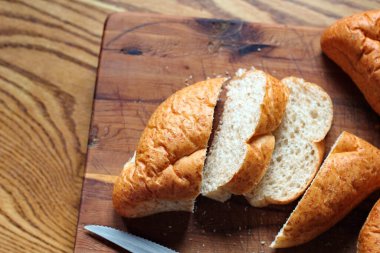 Buğdaydan yapılan buğday boliloları mutfak masasındaki tahta kesme tahtasında servis edilmeye hazır. Düz fotograf.