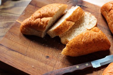 Buğdaydan yapılan buğday boliloları mutfak masasındaki tahta kesme tahtasında servis edilmeye hazır. Düz fotograf.