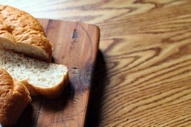 Ahşap bir masaya yerleştirilmiş fırınlanmış ekmek. Düz fotograf.