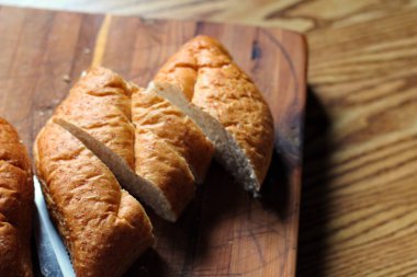 Tahta bir masaya yerleştirilmiş buğday boliloları. Düz konum fotoğrafı.