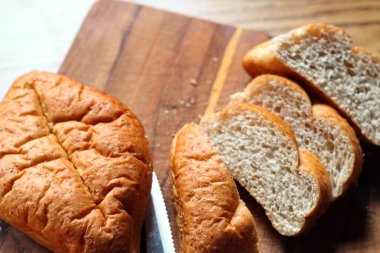 Tahta bir masaya yerleştirilmiş buğday boliloları. Düz konum fotoğrafı.