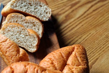 Tahta bir masaya yerleştirilmiş buğday boliloları. Düz konum fotoğrafı.