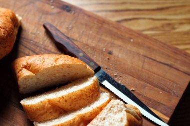 Tahta bir masaya yerleştirilmiş buğday boliloları. Düz konum fotoğrafı.