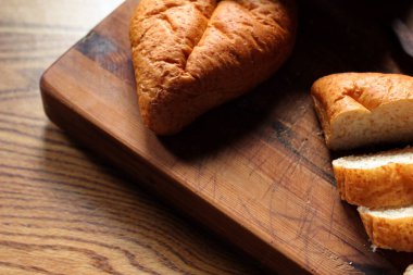 Buğdaydan yapılan buğday boliloları mutfak masasındaki tahta kesme tahtasında servis edilmeye hazır. Düz fotograf.