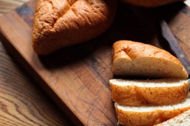 Buğdaydan yapılan buğday boliloları mutfak masasındaki tahta kesme tahtasında servis edilmeye hazır. Düz fotograf.