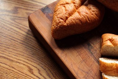 Buğdaydan yapılan buğday boliloları mutfak masasındaki tahta kesme tahtasında servis edilmeye hazır. Düz fotograf.