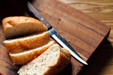 Buğdaydan yapılan buğday boliloları mutfak masasındaki tahta kesme tahtasında servis edilmeye hazır. Düz fotograf.