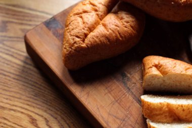 Buğdaydan yapılan buğday boliloları mutfak masasındaki tahta kesme tahtasında servis edilmeye hazır. Düz fotograf.