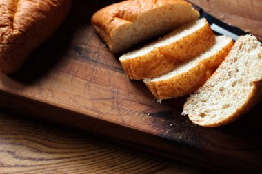 Buğdaydan yapılan buğday boliloları mutfak masasındaki tahta kesme tahtasında servis edilmeye hazır. Düz fotograf.
