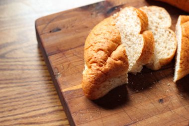 Buğdaydan yapılan buğday boliloları mutfak masasındaki tahta kesme tahtasında servis edilmeye hazır. Düz fotograf.