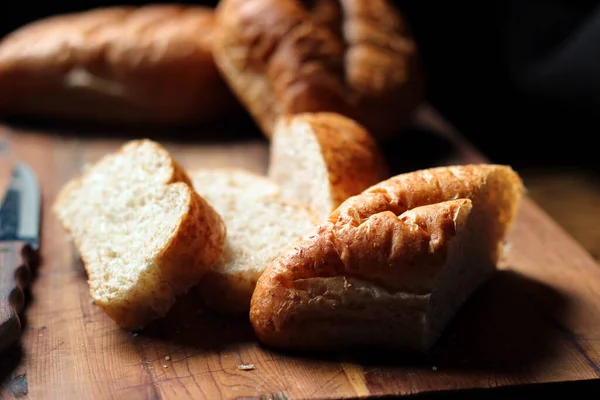Bolillos Pszenicy Lub Świeżo Upieczony Chleb Pełnoziarnisty Serwowania Został Pokrojony — Zdjęcie stockowe