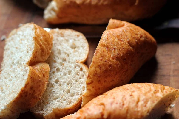 Buğdaydan yapılan buğday boliloları mutfak masasındaki ahşap kesme tahtasının üzerinde servis edilmeye hazır..